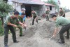 Các cán bộ, chiến sĩ cùng người dân đổ bê tông tuyến đường thôn Phìn Giàng, xã Cốc Ly