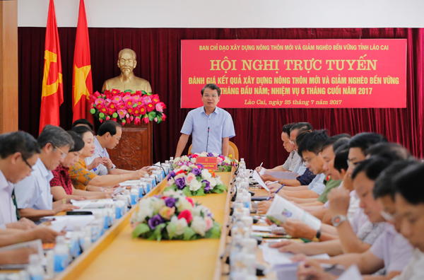 Chủ tịch UBND tỉnh Đặng Xuân Phong phát biểu tại hội nghị.