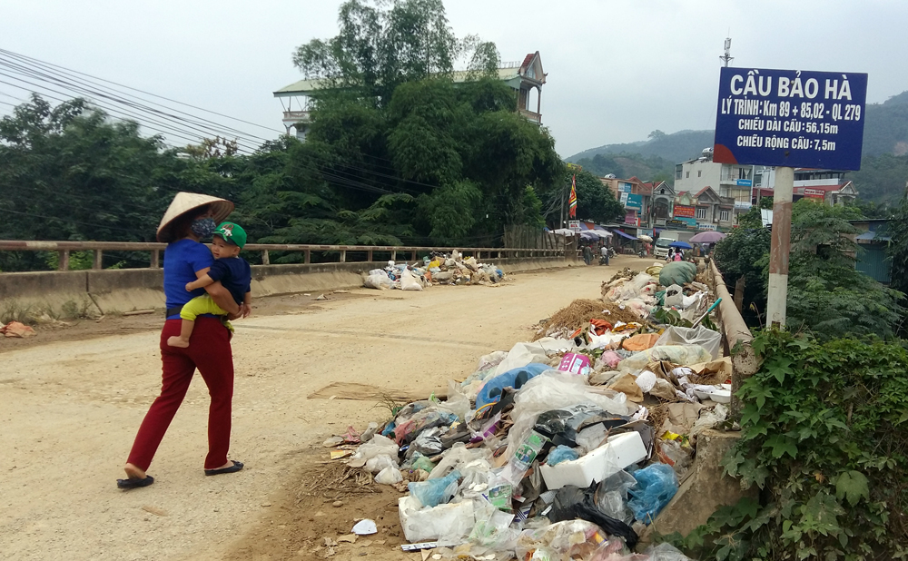 Cây cầu khu vực chợ Bảo Hà thành nơi tập kết rác.