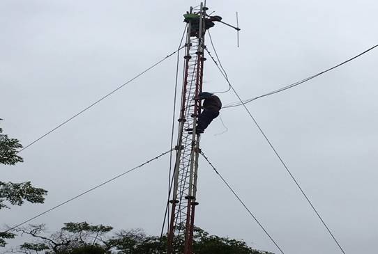 Cán bộ kỹ thuật đang lắp trạm truyền thanh cho xã Trung Lèng Hồ- Bát Xát
