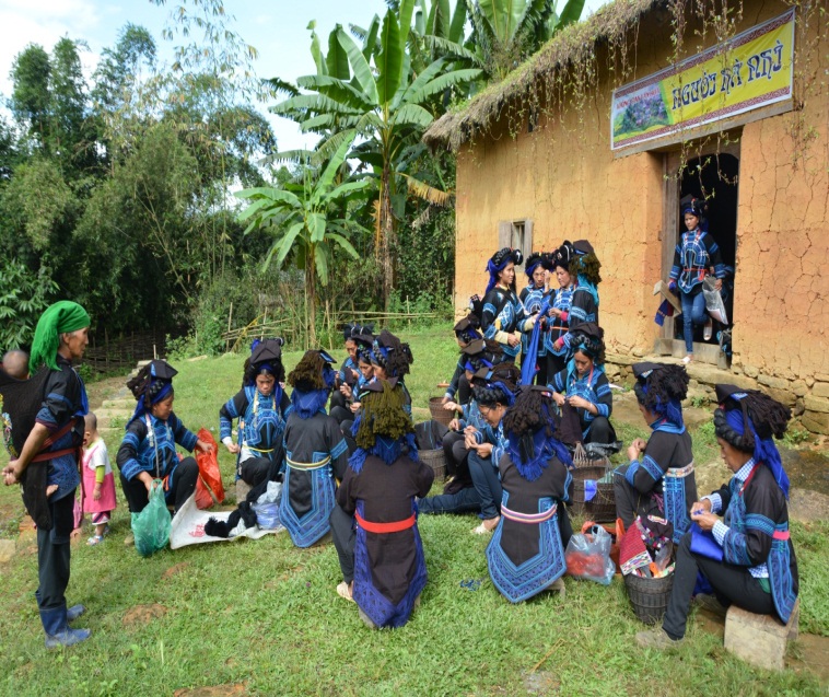 Truyền dạy nghề thêu thổ cẩm của phụ nữ người dân tộc Hà Nhì tại nhà Văn hóa thôn Choẳn Thèn – xã Ý Tý – huyện Bát Xát