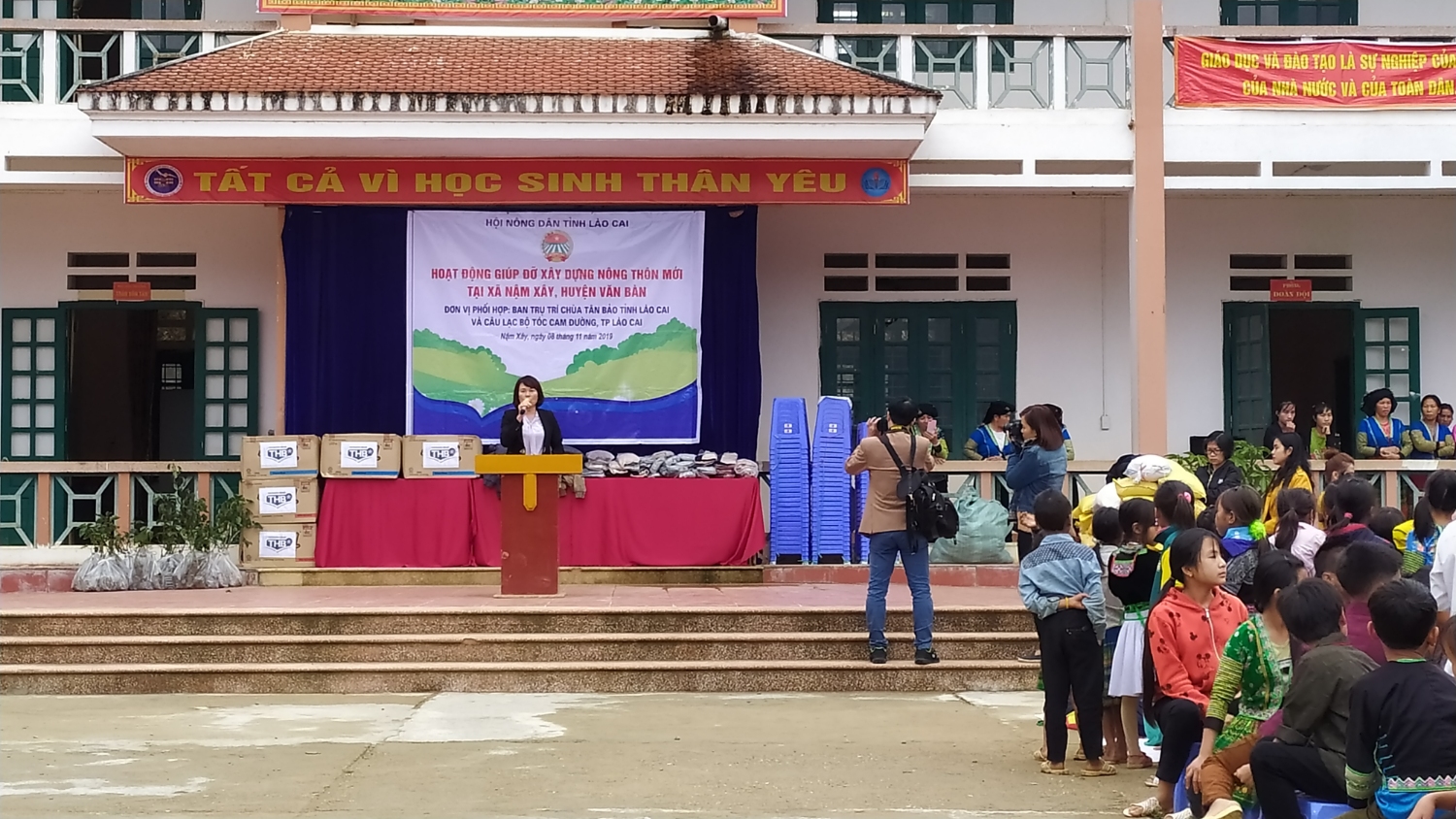 Đ/c Trần Thị Hằng – PCT Hội nông dân tỉnh phát biểu và hưởng ứng  các hoạt động giúp đỡ xã.