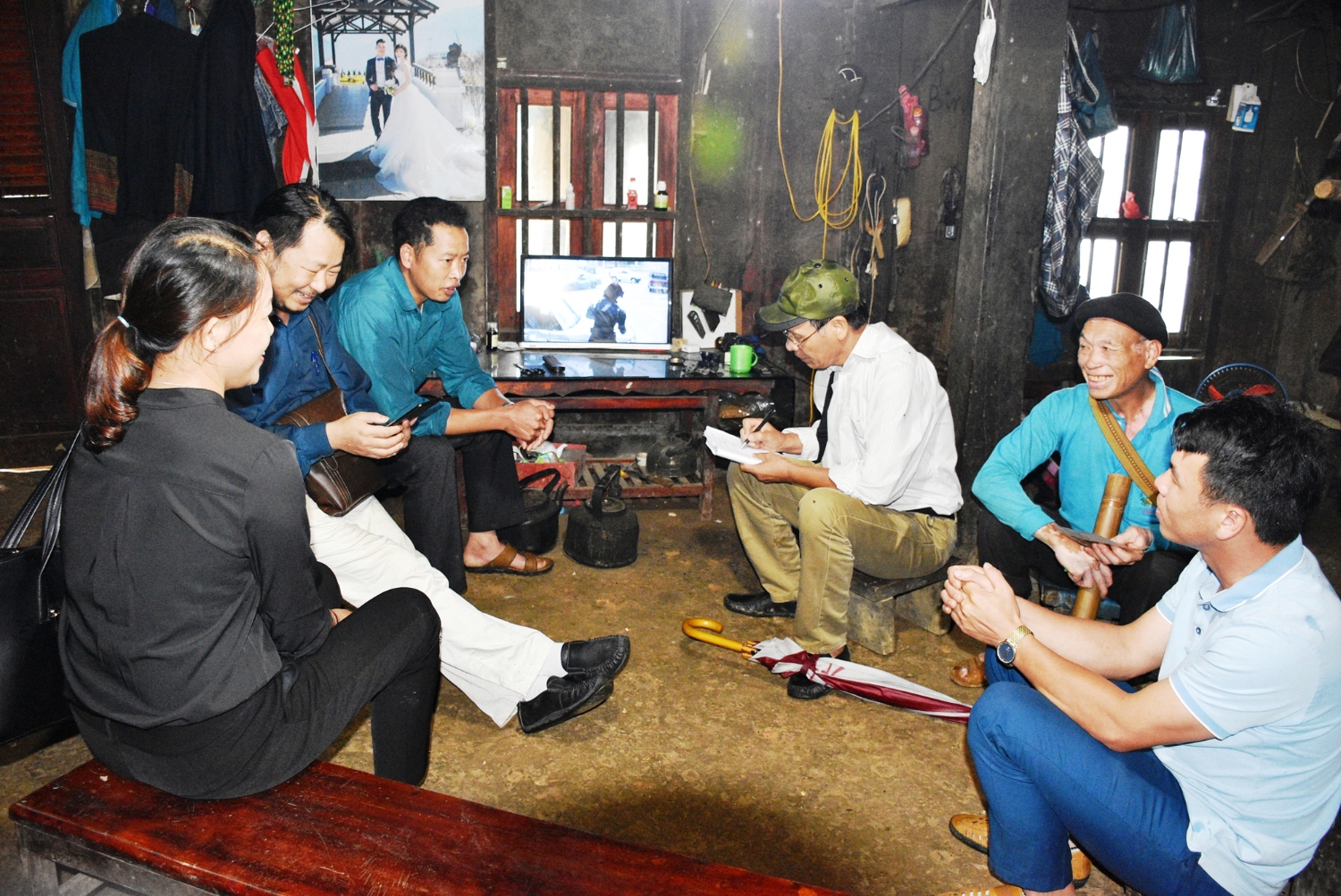 Các nhà văn lấy tư liệu tại gia đình người Dao sản xuất giỏi ở Ngũ Chỉ Sơn ( Sa Pa)