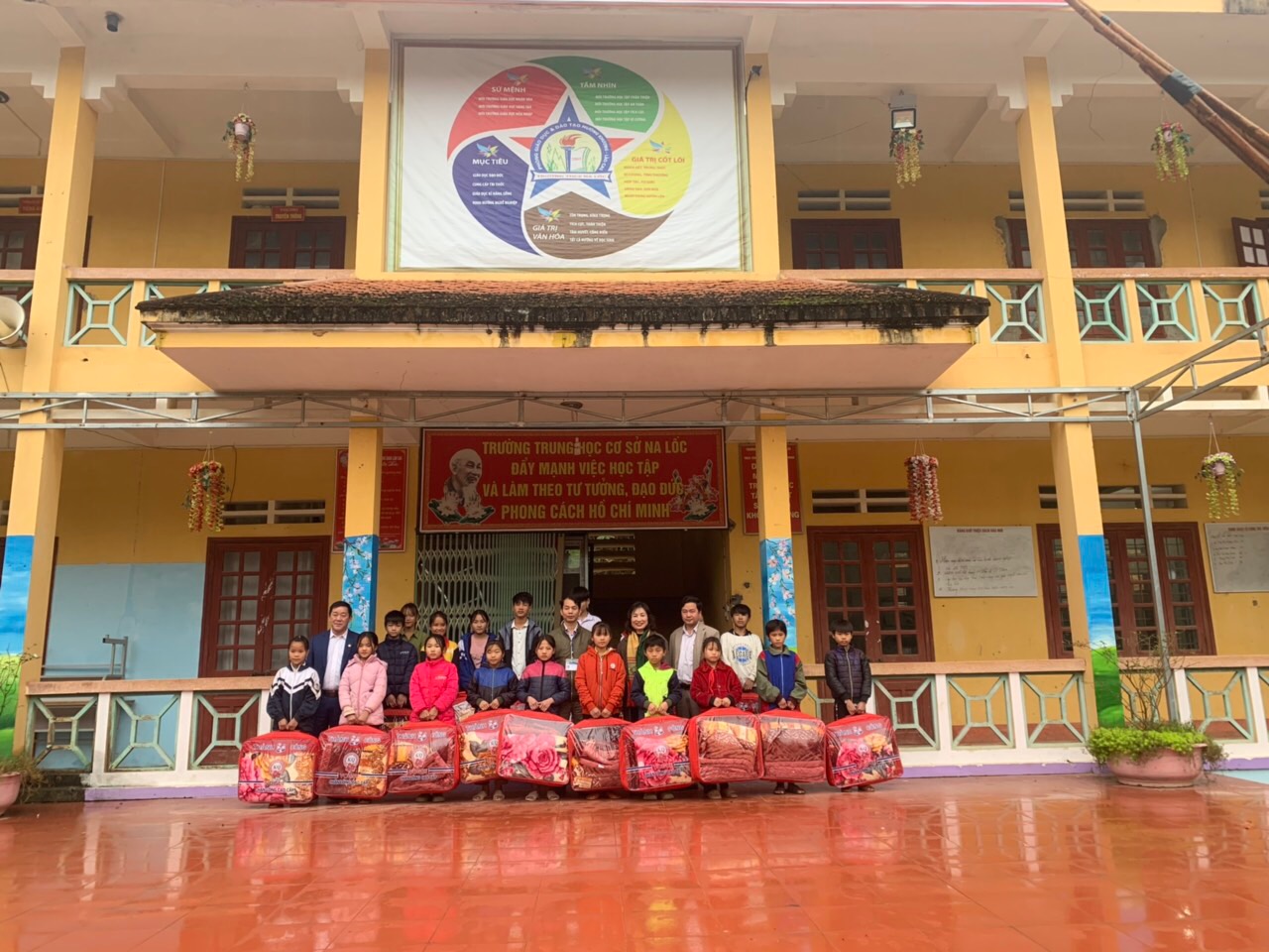 Đc Bàn Thanh Thảo Phó Chủ tịch Ủy ban MTTQ tỉnh tặng chăn ấm cho các cháu học sinh xã Bản Lầu