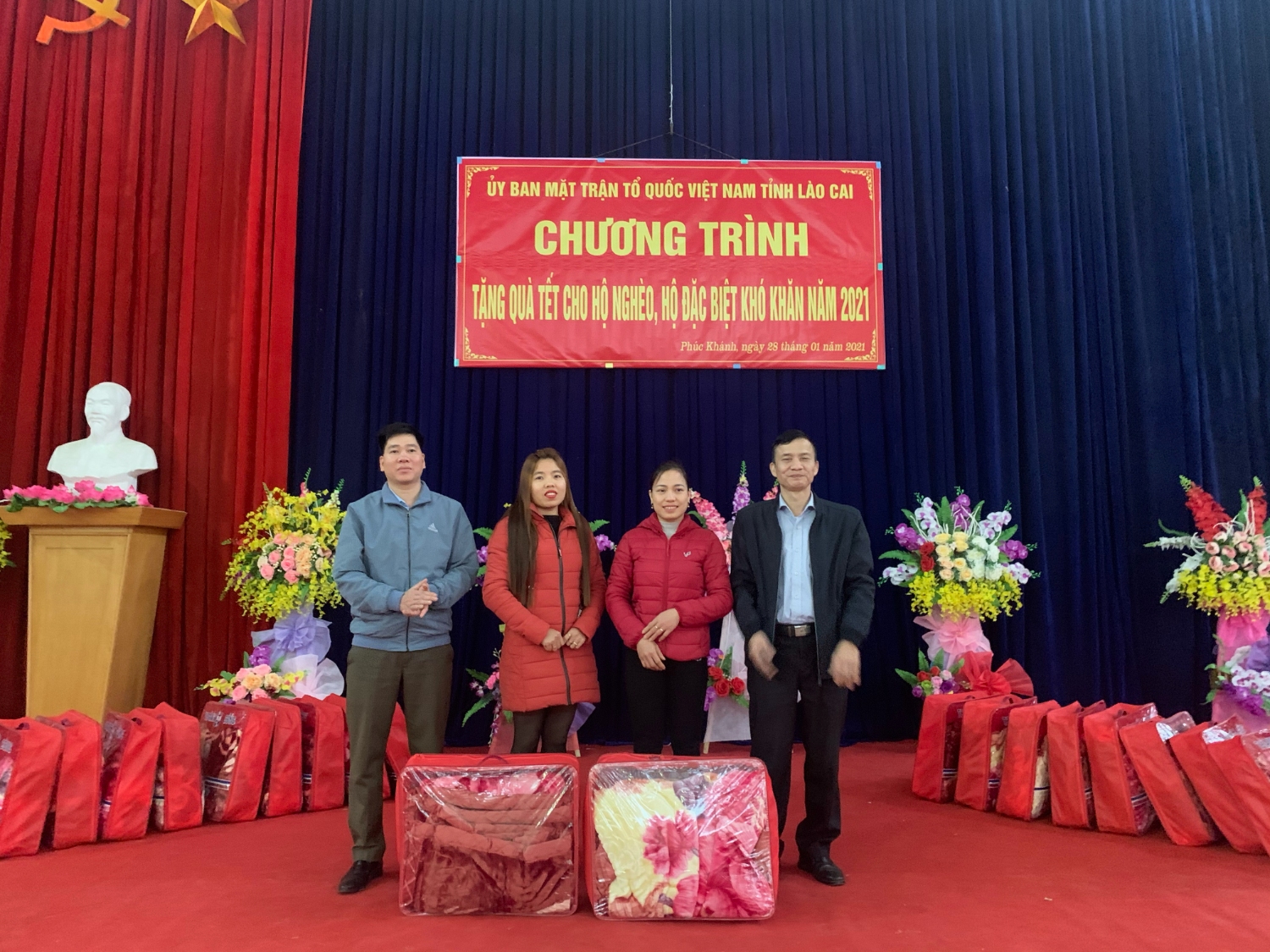 Đc Nguyễn Văn chiến Phó Chủ tịch Ủy ban MTTQ tỉnh tặng chăn cho trường Mầm Non