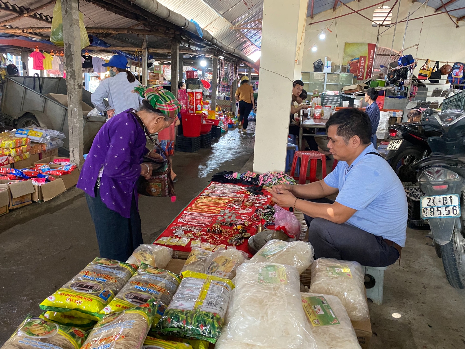 Chợ Võ Lao là nơi diễn ra các hoạt động giao thương của người dân Võ Lao và các xã lân cận Thúy Phượng